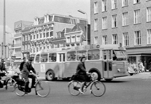 831196 Afbeelding van een autobus op lijn 9 op het Vredenburg te Utrecht.